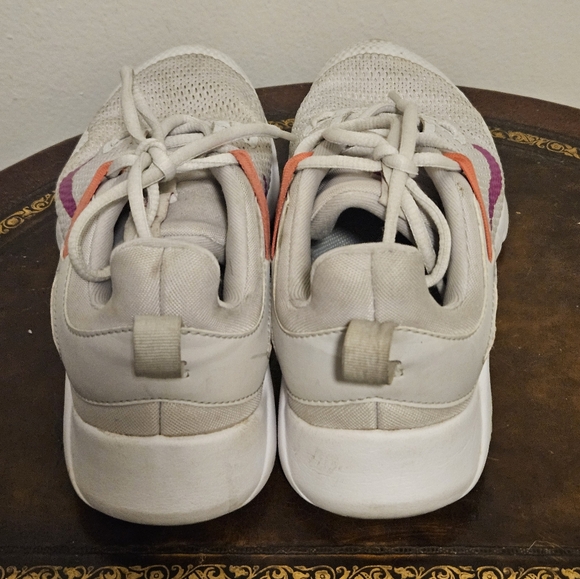 Nike Women's Legend Essential Vast Grey Fire Pink Size 6.5 CD0212 005 - Picture 6 of 10